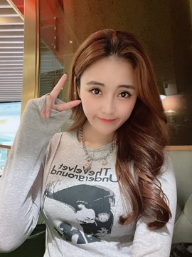 跑调嘉💟休主播照片