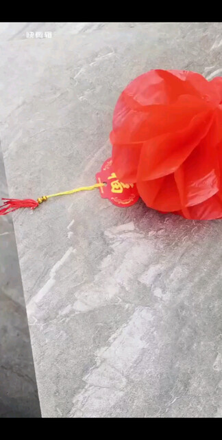 我也给树上挂上了红灯