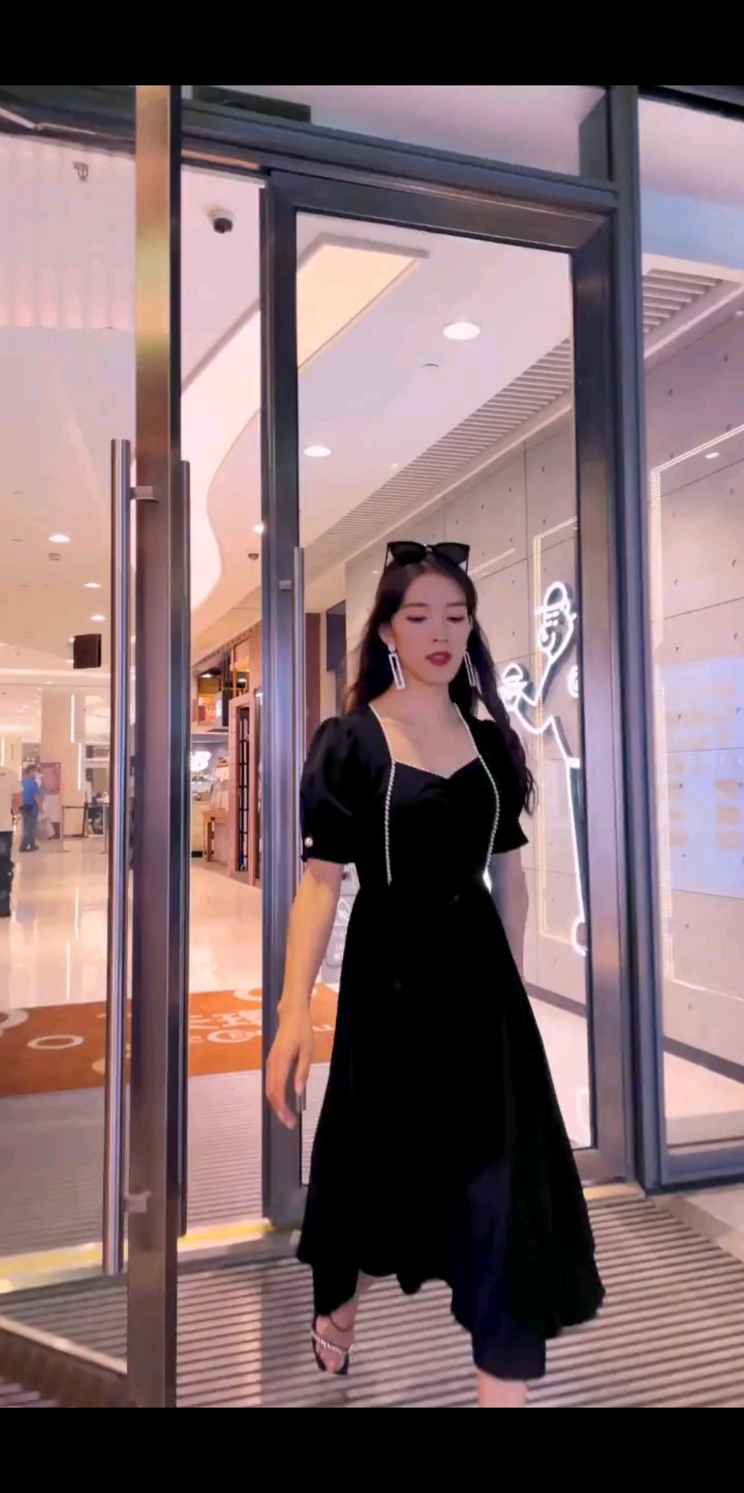 只有一个人走在路上时