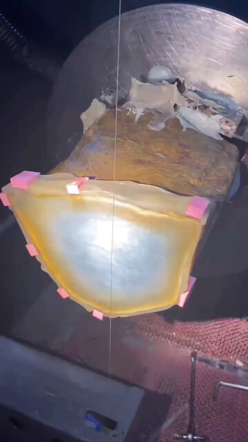 缅甸天然翡翠原石切割。线切。