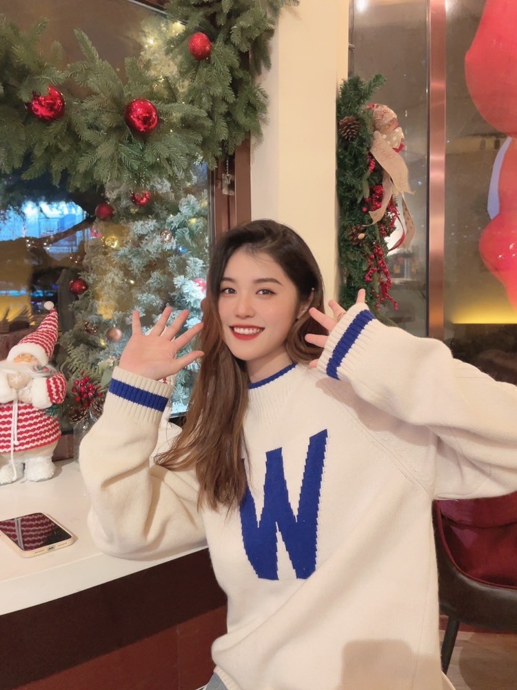 娜扎🧸休1天哦的图片