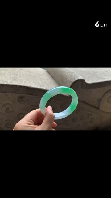 冰果绿翡翠手镯
