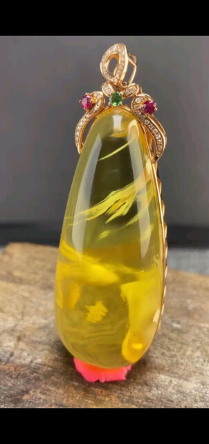 蜜蜡吊坠晶莹剔透，1