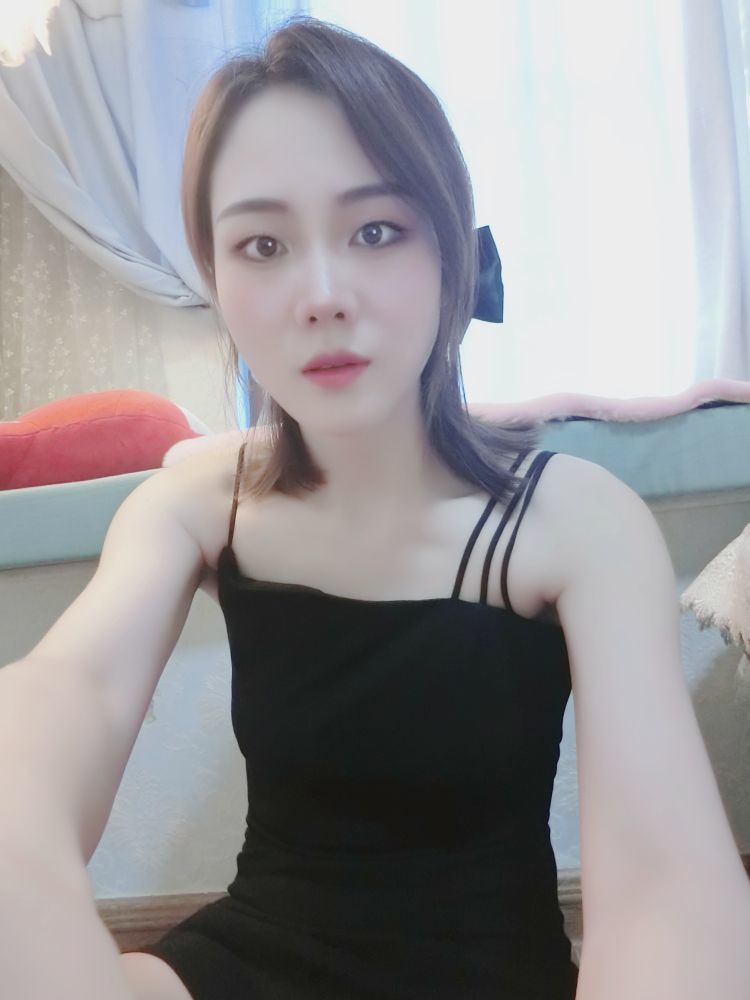 奕露西$唱歌的图片