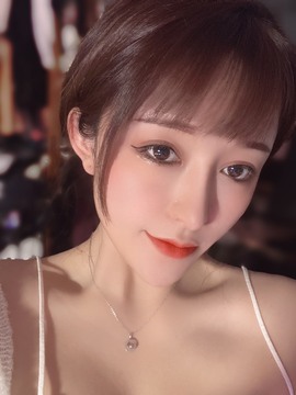 近视又散光主播照片
