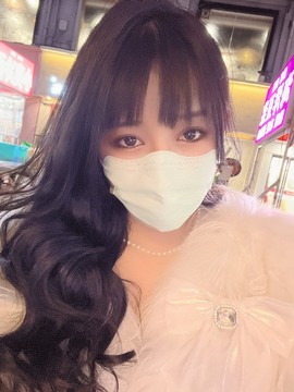 近视又散光主播照片