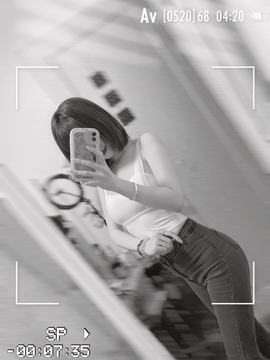 小熊旁边主播照片