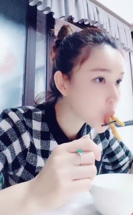 水母好美主播照片