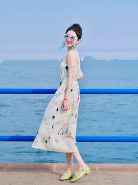 浪摆的女人主播照片
