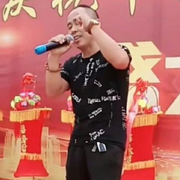 小辫儿爱唱歌