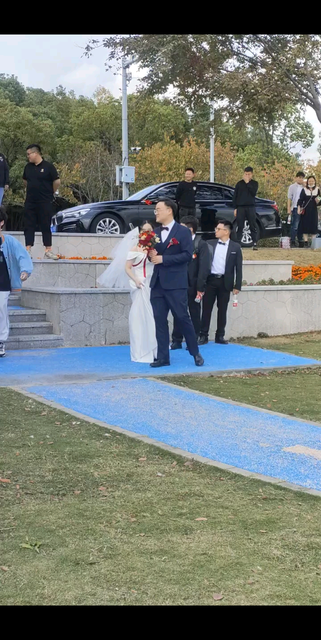 一对佳人相伴到老