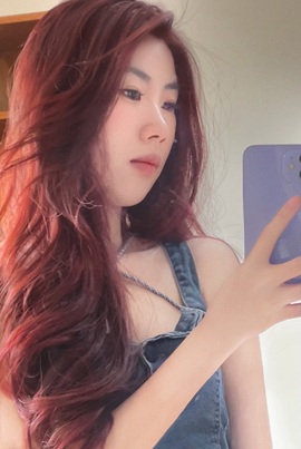在海边聆听。的图片
