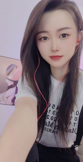 99。唱歌滴主播照片