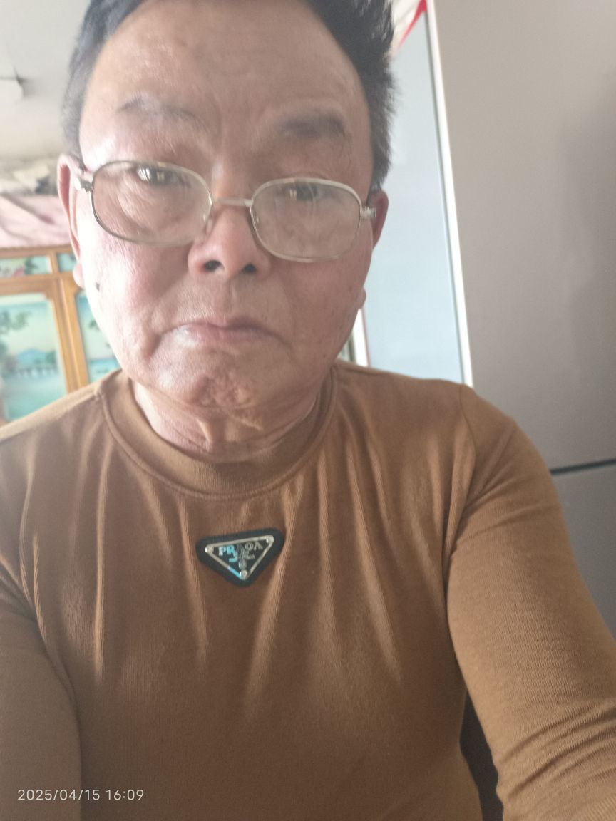 為了生活還在努力主播圖片