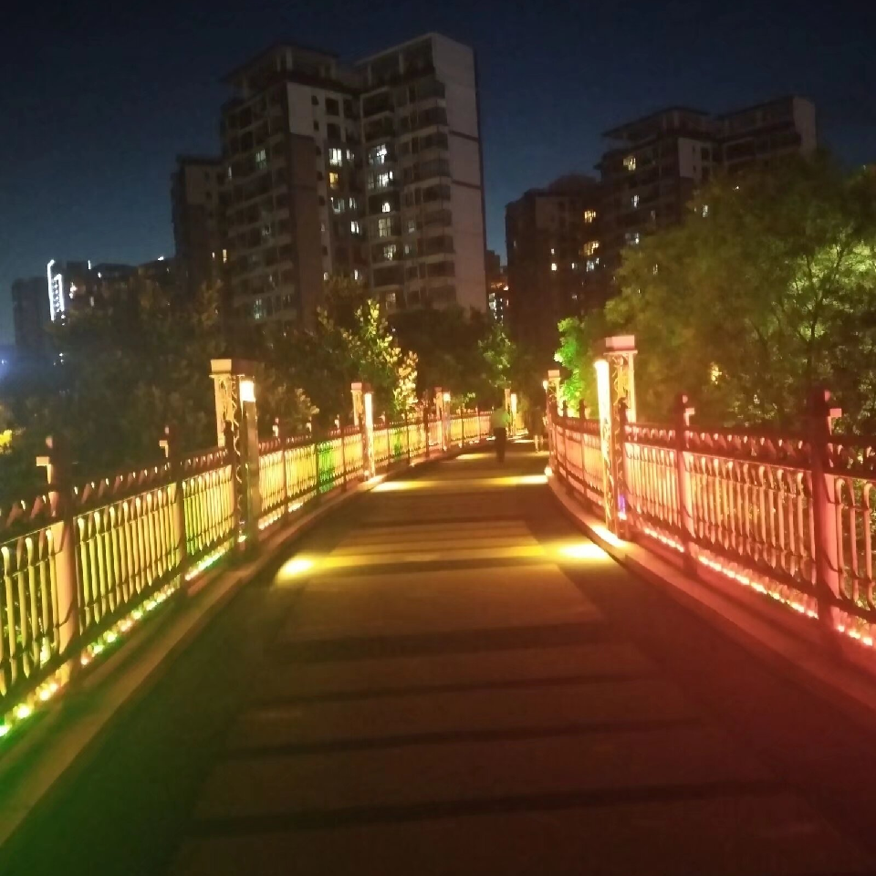 刺眼的黑海报