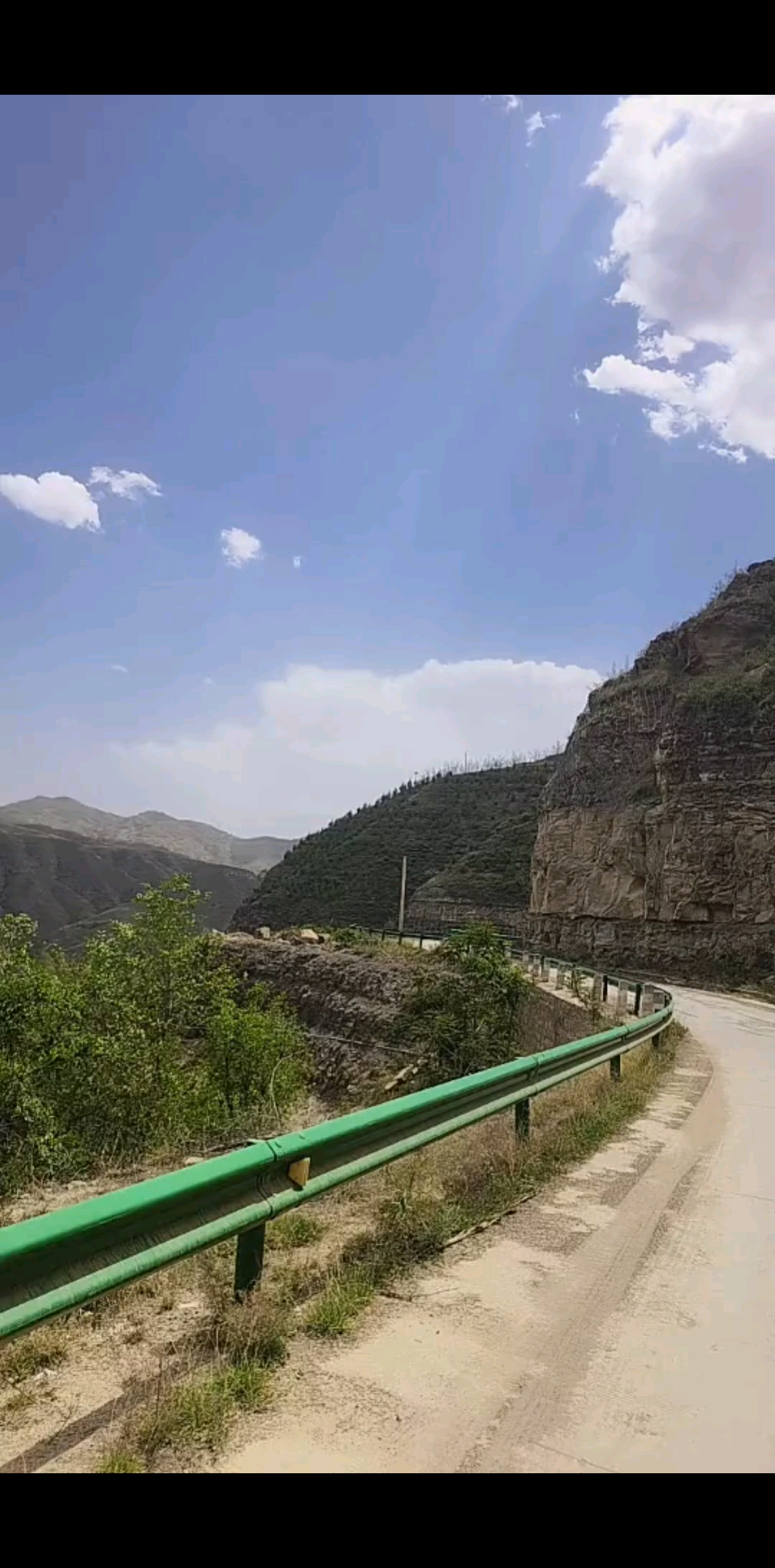 豫地姑娘跨上电车行囊