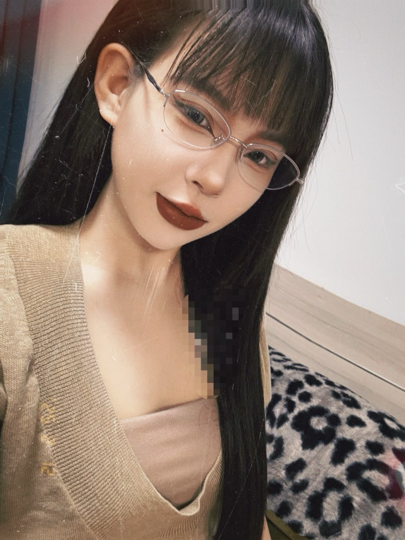 新人雅雅，海报