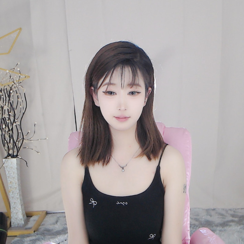 新人萱萱🐍海报