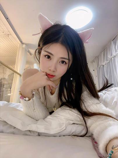 姗姗闪闪🎀休海报