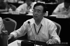 收割机检修维护中主播照片