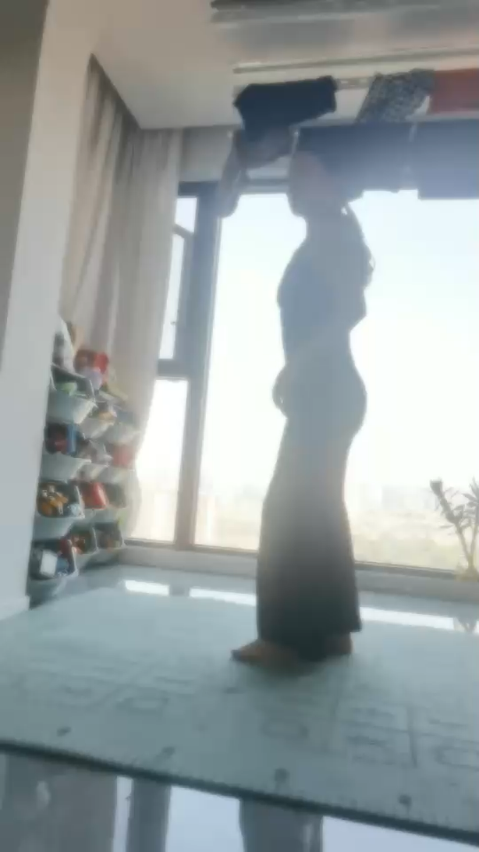 晨光里，你转身的剪影