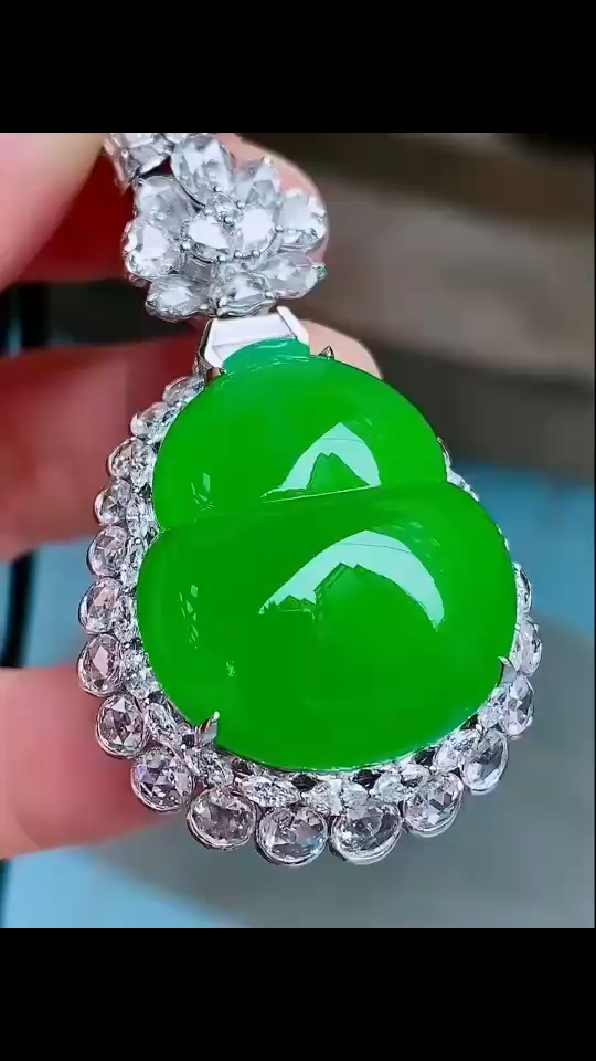 满绿吊坠