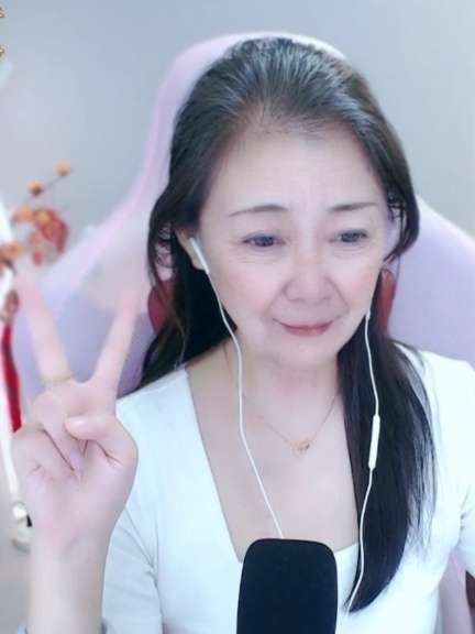 豆家南背心裤衩人字拖的图片