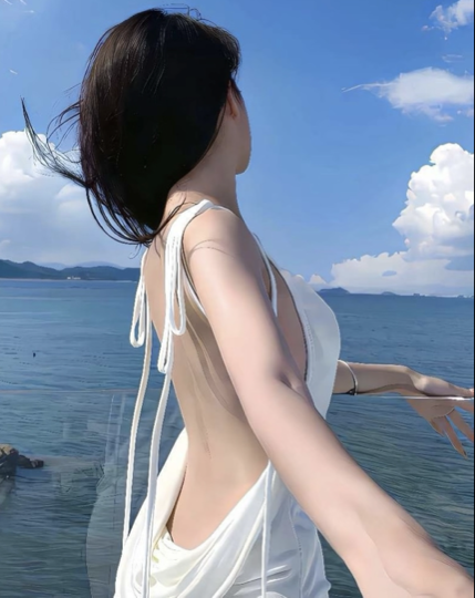 新人钟意妮在跳舞海报