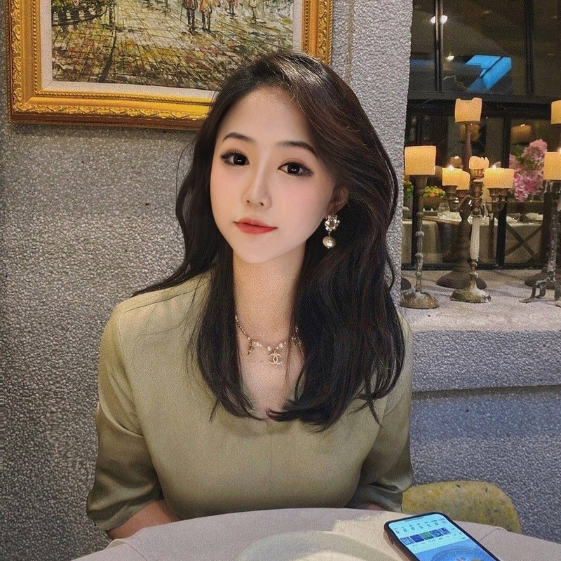 热舞草莓吃汉堡的主播海报