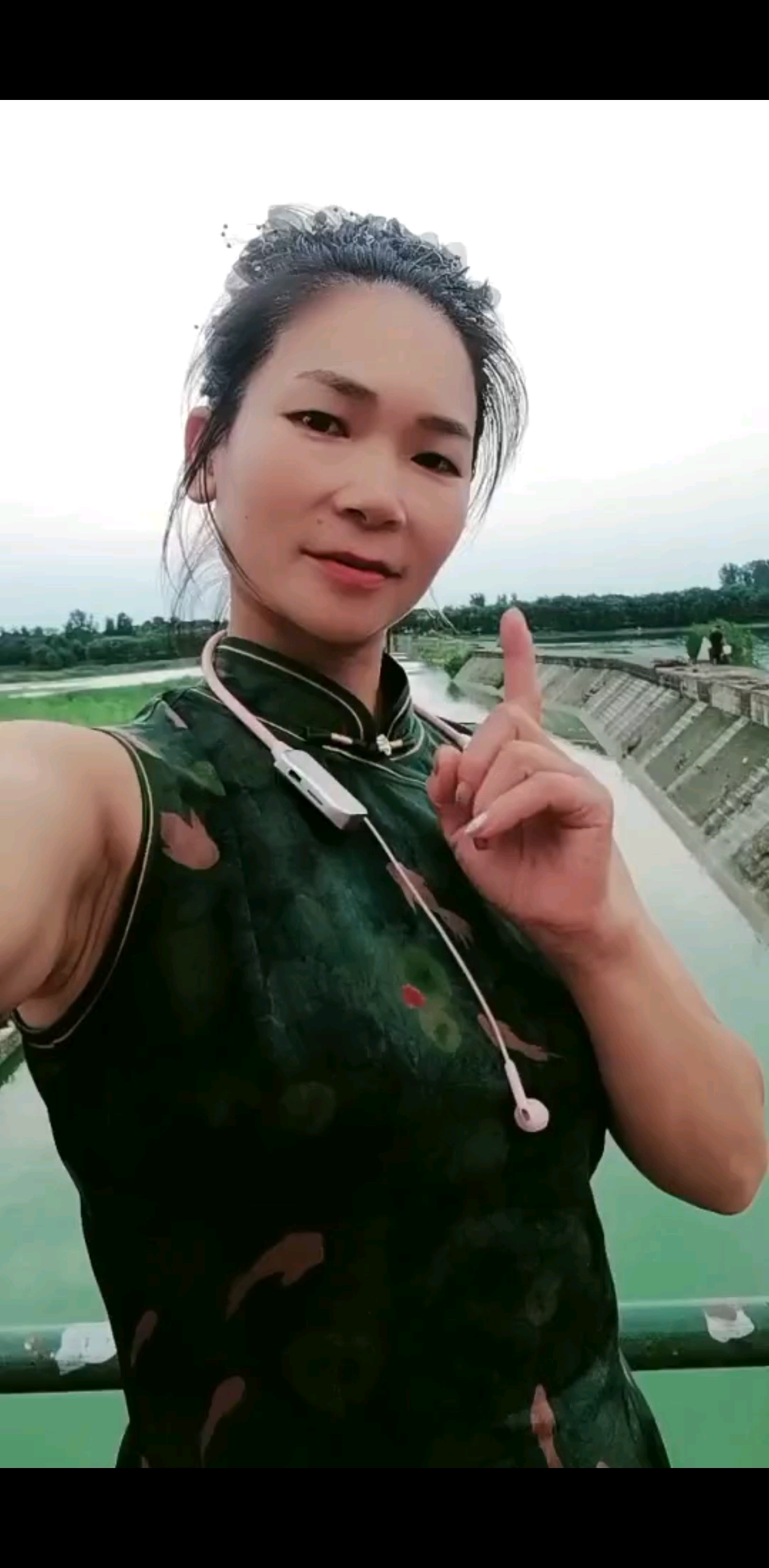 、你们好，八妹颜值不