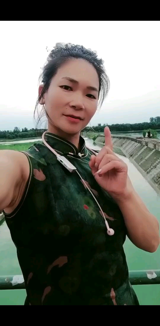 、你们好，八妹颜值不