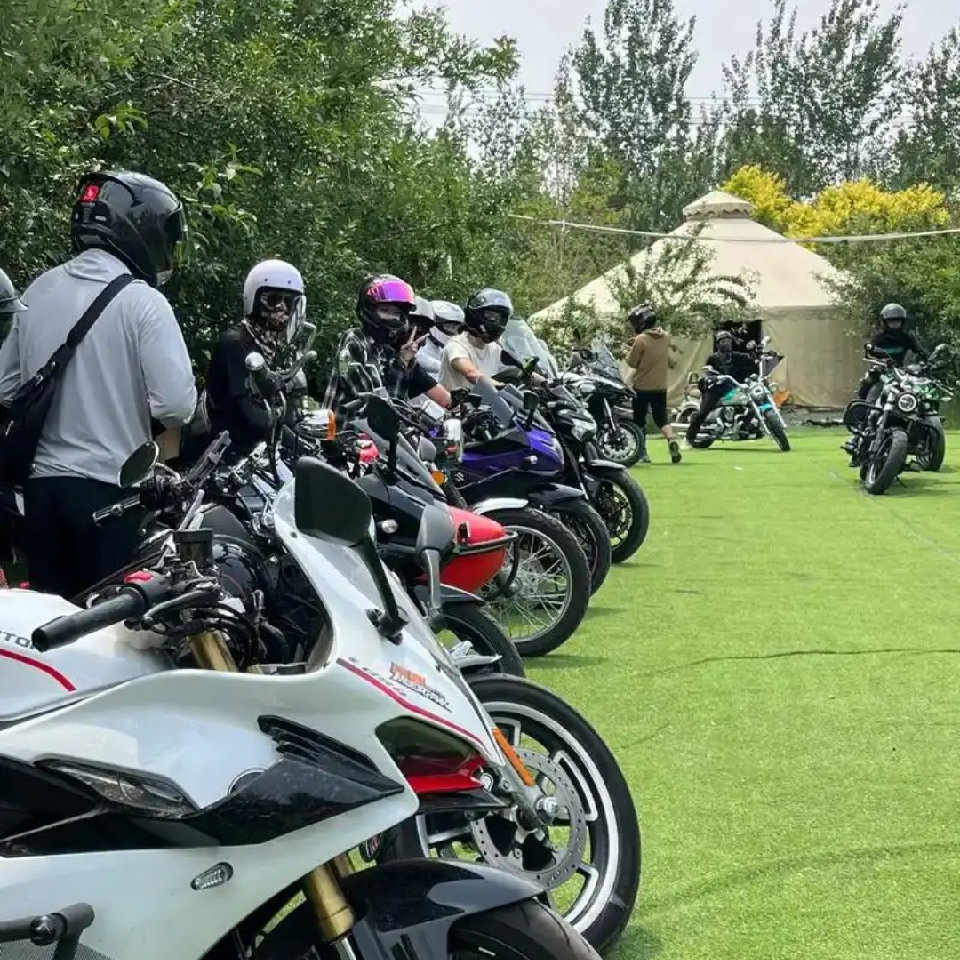 阿龙跑高速海报