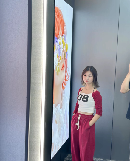 短发女孩🥰海报