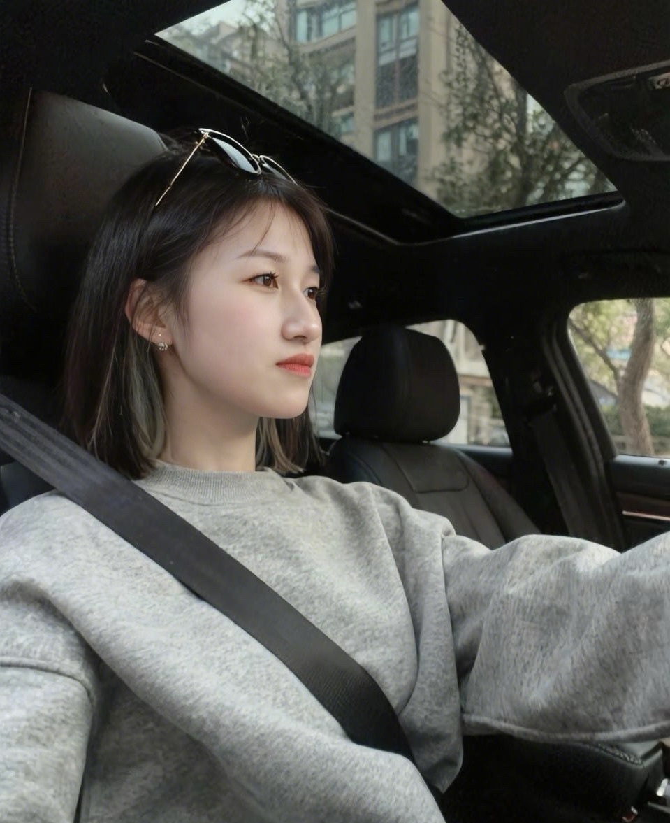 短发女孩🥰的图片
