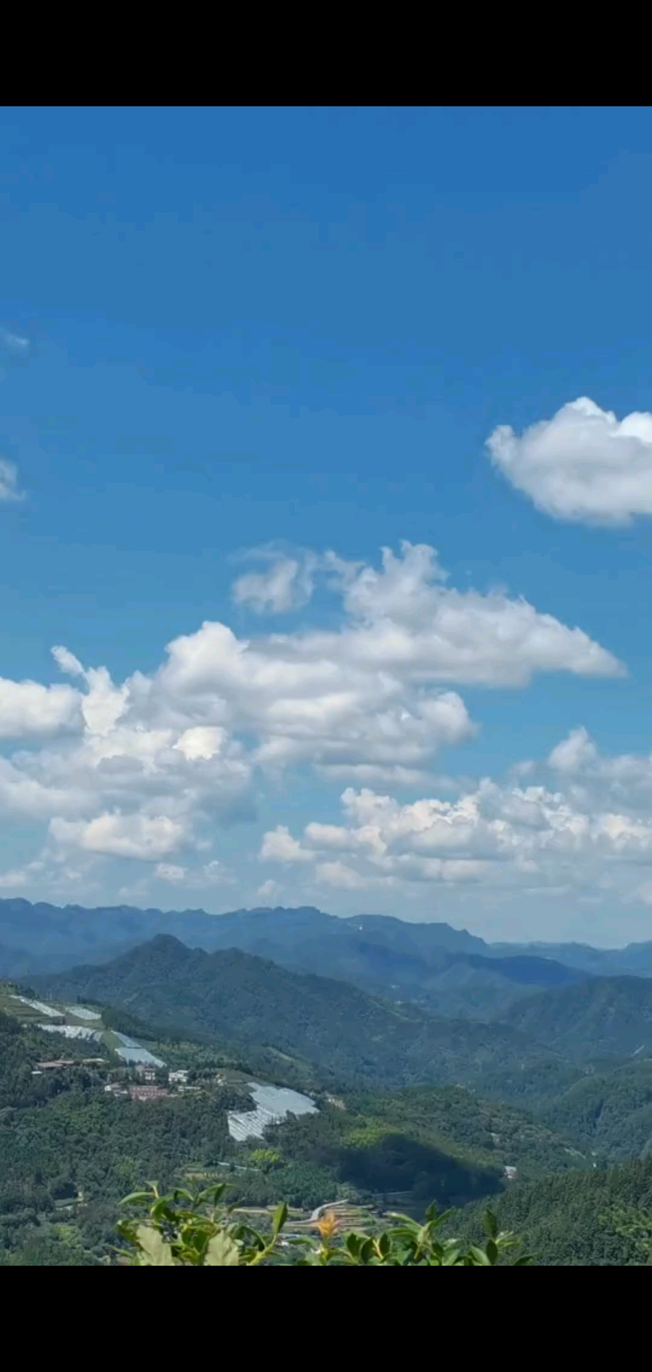 表面1套背地1套的人