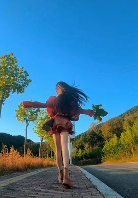 不冷小妖精的图片