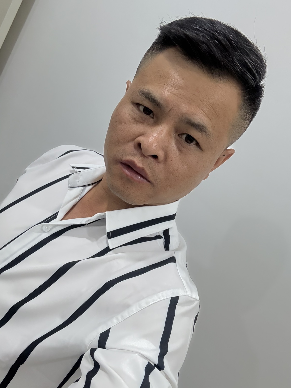 寂寞单身一个人主播图片