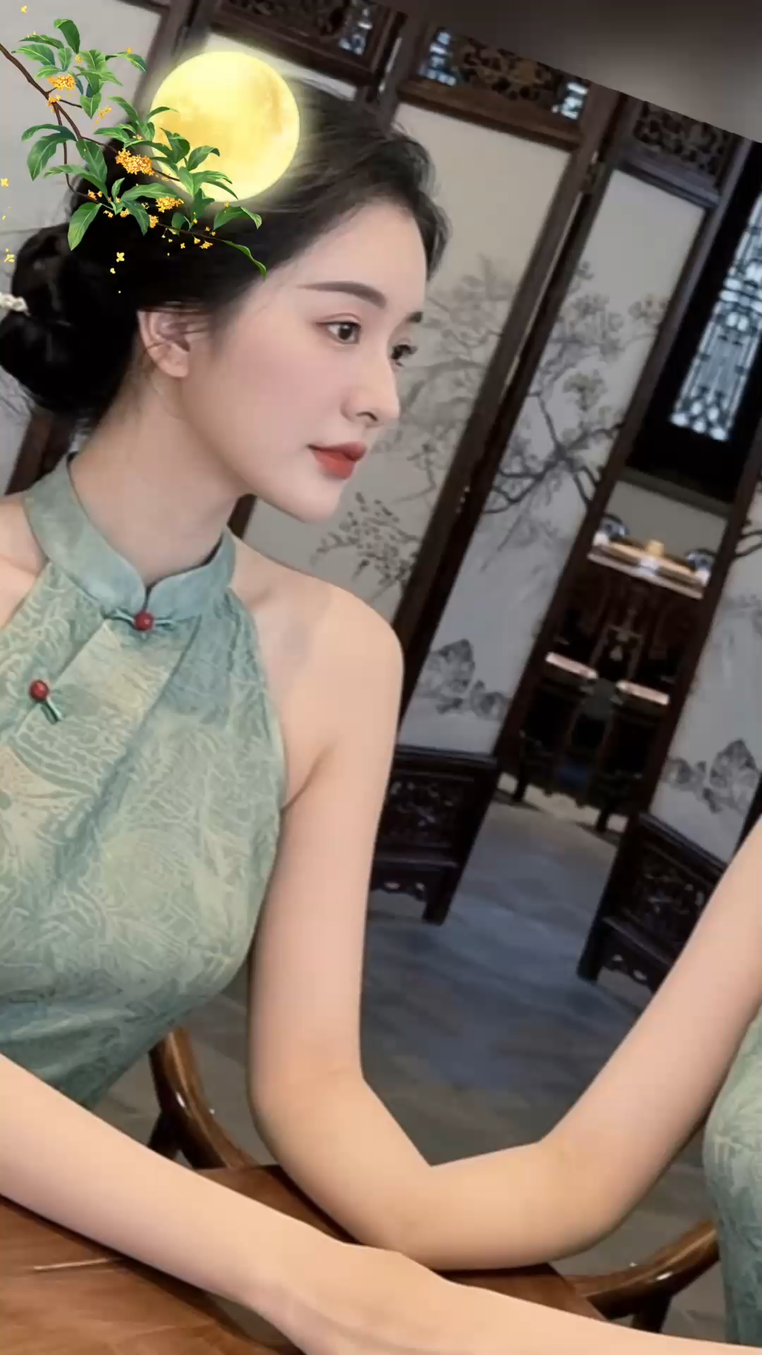 城里的月光把梦照亮…
