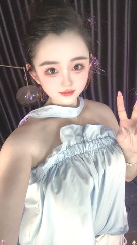新人丽颖唱歌的图片