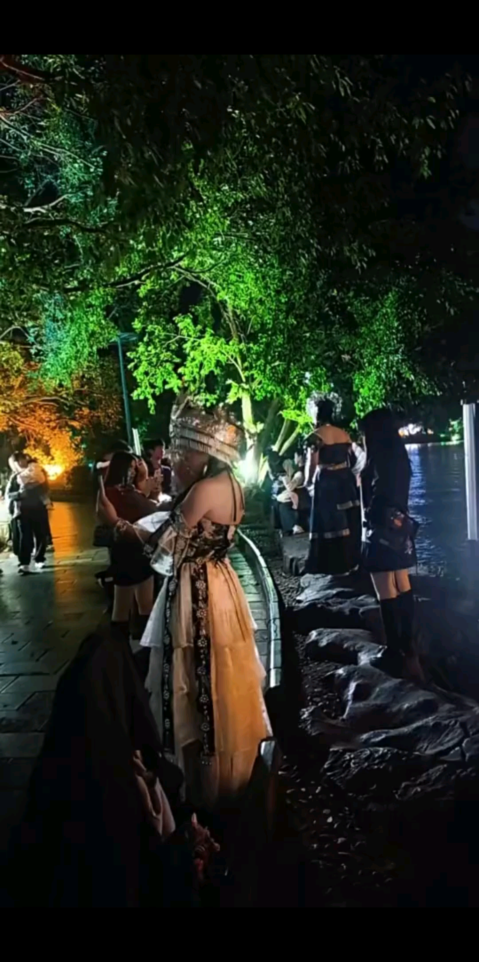 双塔映湖，日暖月柔，