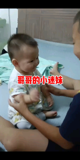 哥妹俩天天腻一起，感冒也一起来