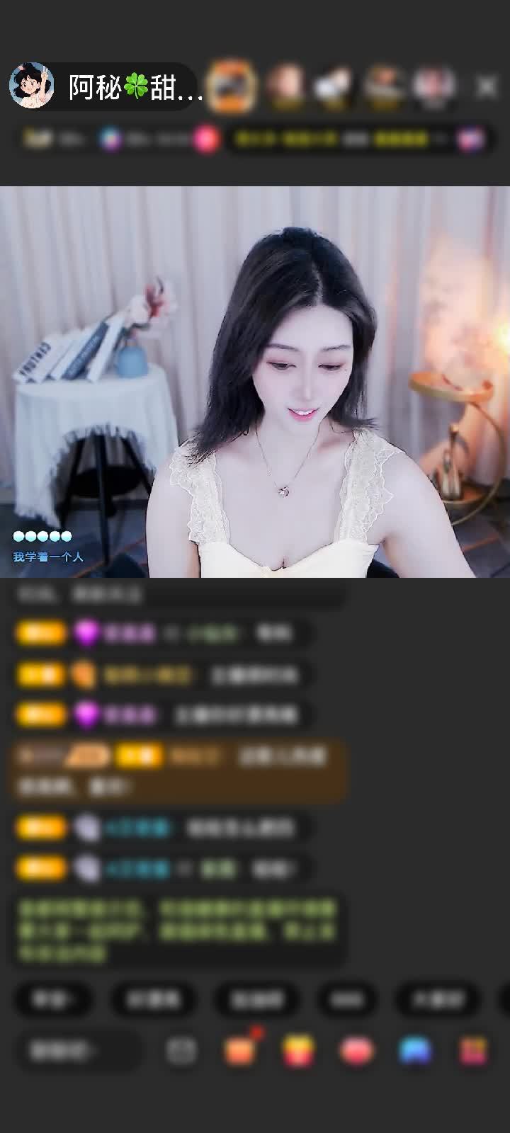 收到成双这份“满满的爱”，突然觉得整个直播间都亮起来了！就像原本安静的小房间里突然洒满了阳光，连空气都变得暖烘烘的～这份心意我好好收下啦，你也要每天都被满满的爱包围哦～@成双