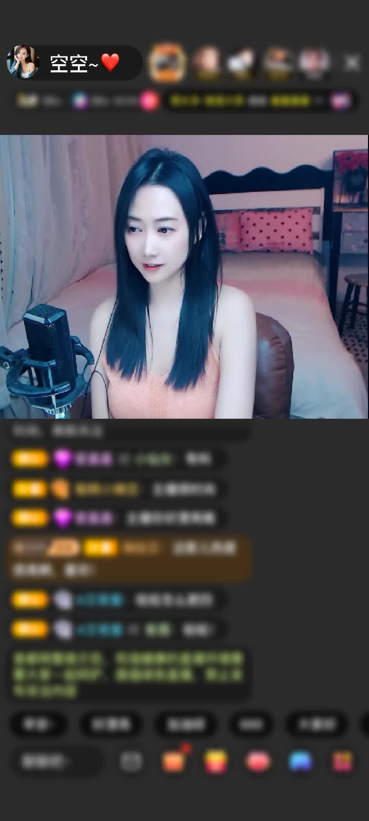 大井哥送的鲸鱼契约也太有分量了吧！看着它慢慢游过屏幕，感觉每一秒都充满了惊喜，就像你悄悄给我准备的小浪漫，让整个直播间都变得温柔起来～谢谢你呀，这份心意我收到啦，心里甜甜的～