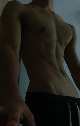 烬千尘主播照片