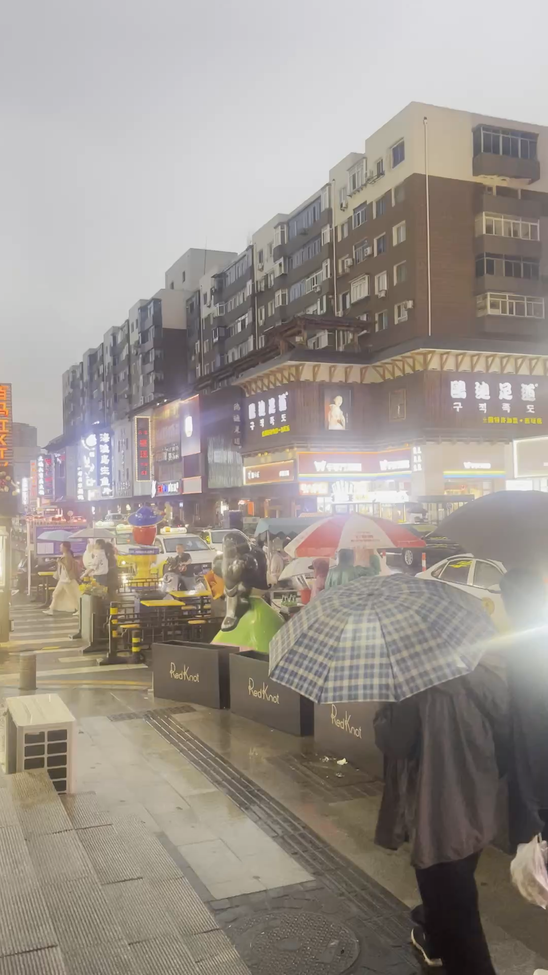 夜幕垂落，街边灯火次