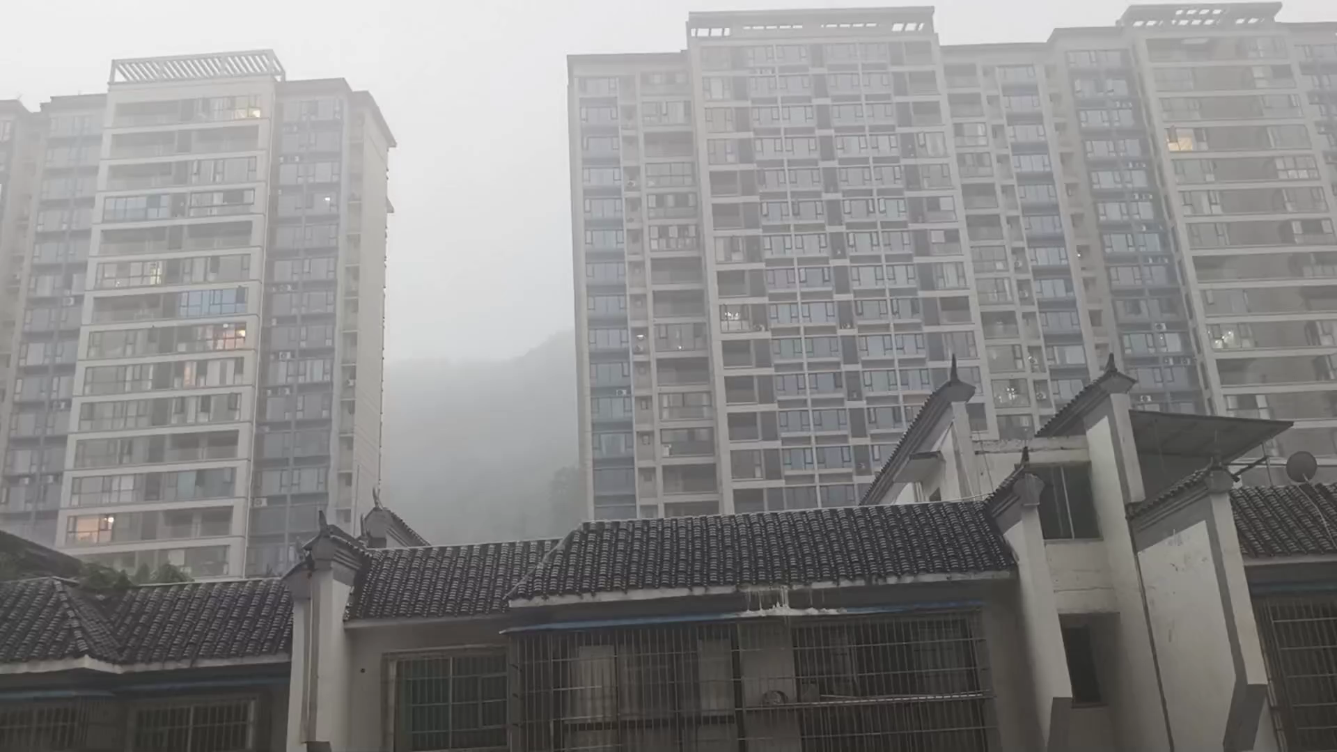 得，这么大的雨，是哪