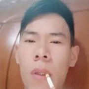 走在雨里的人的头像