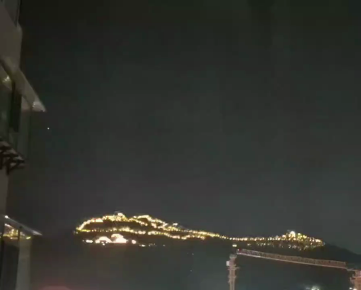 夜空无人机表演，美轮