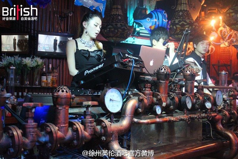 男人的泪在角落的主播照片