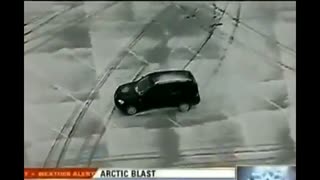 玩爽了！无人的停车场各种冰上甩尾